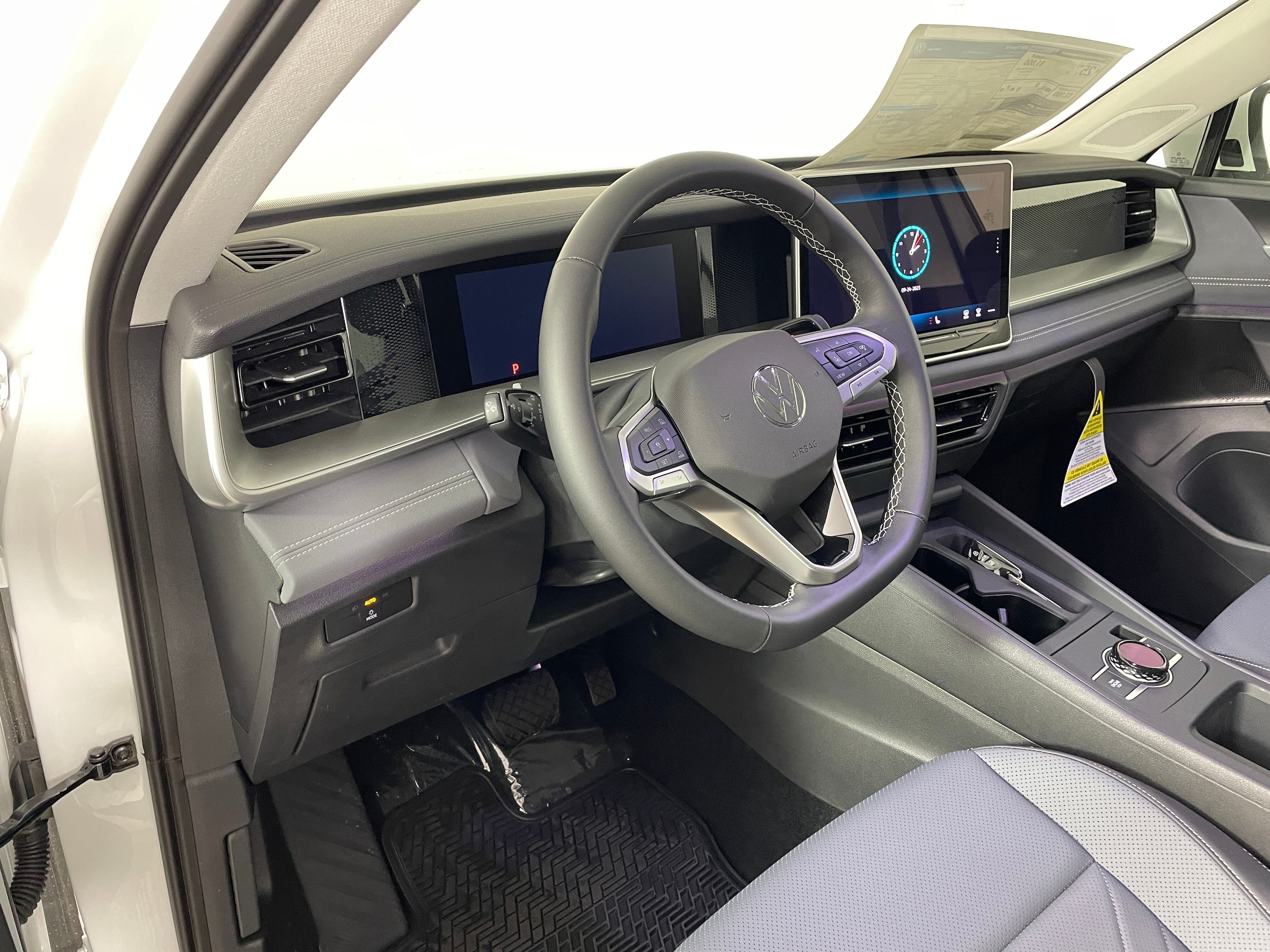 2025 Volkswagen Tiguan SE - Photo 2