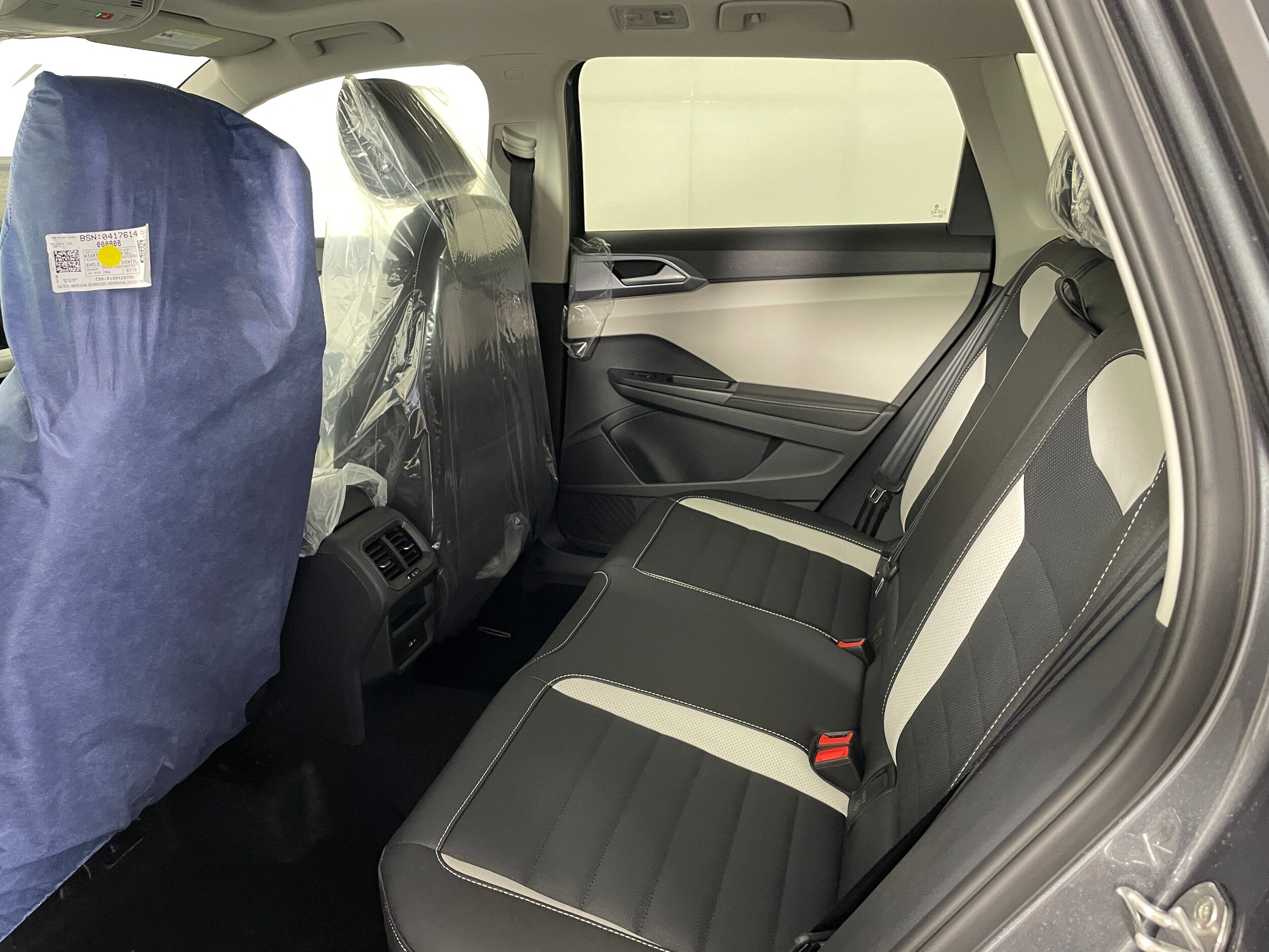 2025 Volkswagen Taos SEL photo 4