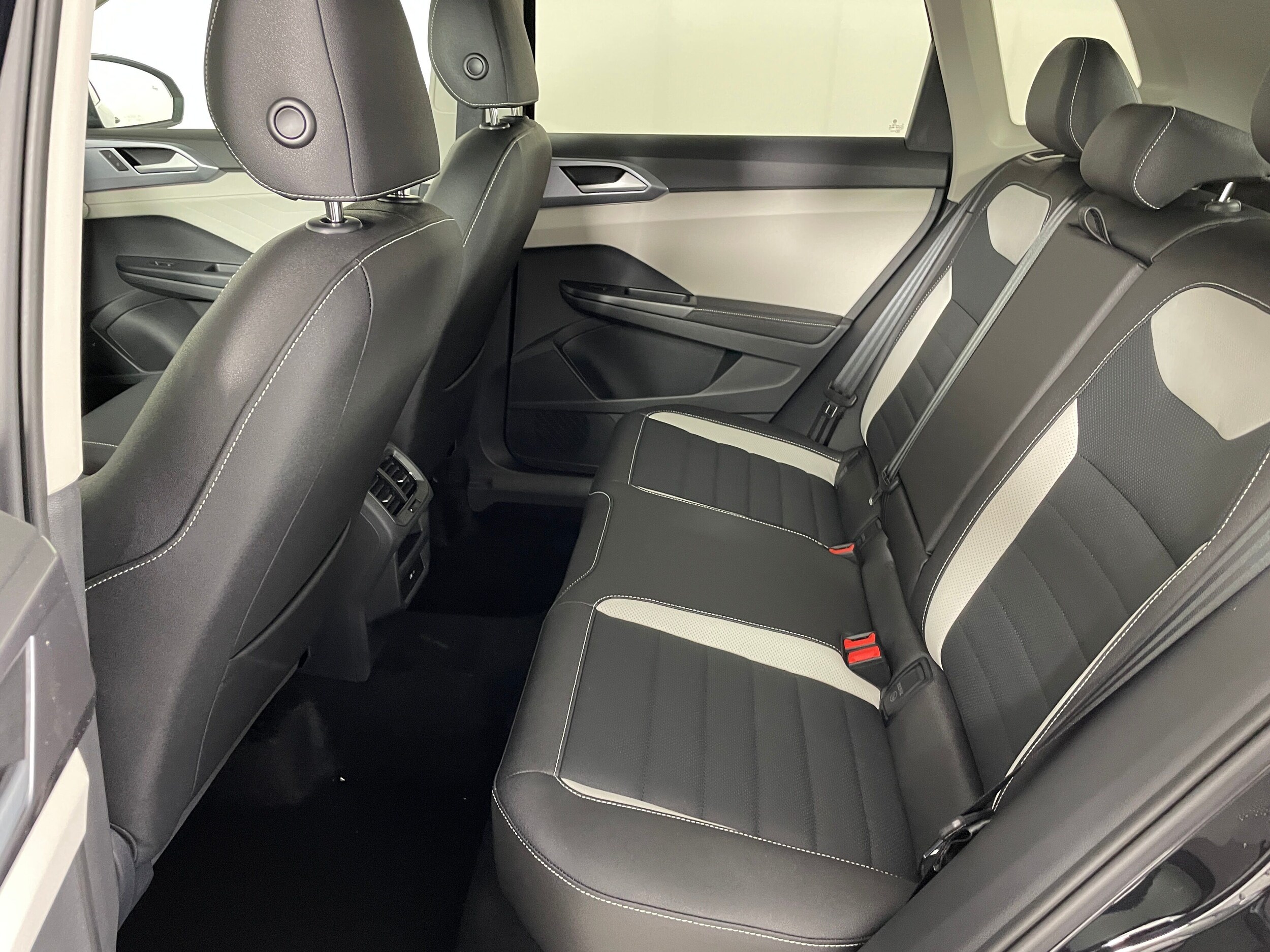 2025 Volkswagen Taos SEL photo 3