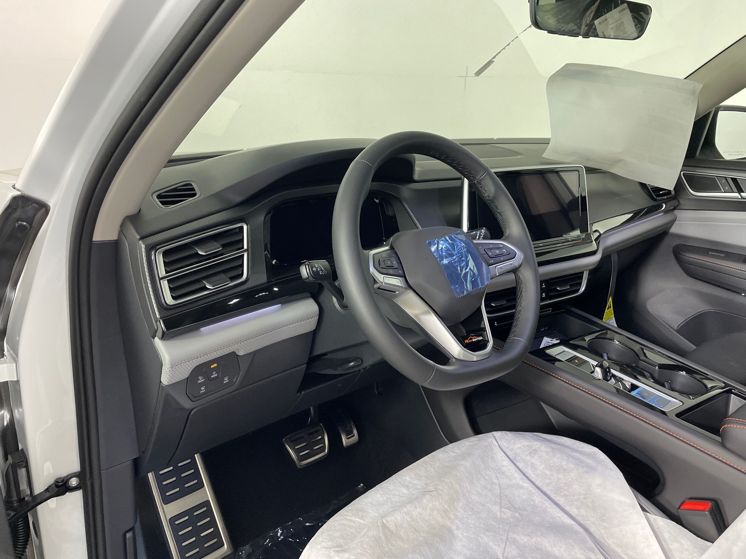 2025 Volkswagen Atlas Peak Edition SE photo 2