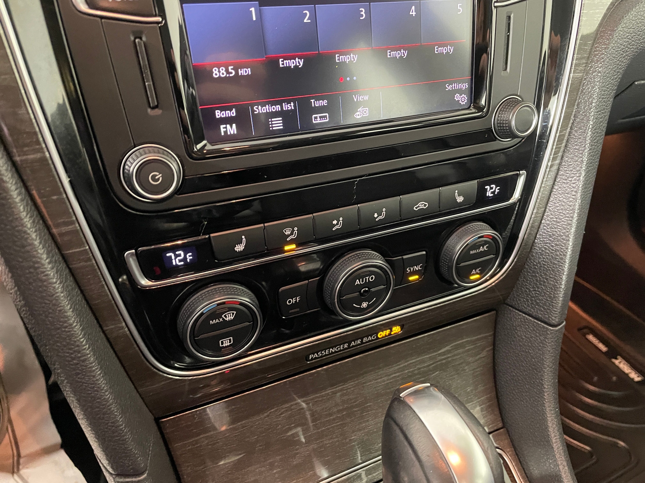 2018 Volkswagen Passat 2.0T SEL Premium photo 3