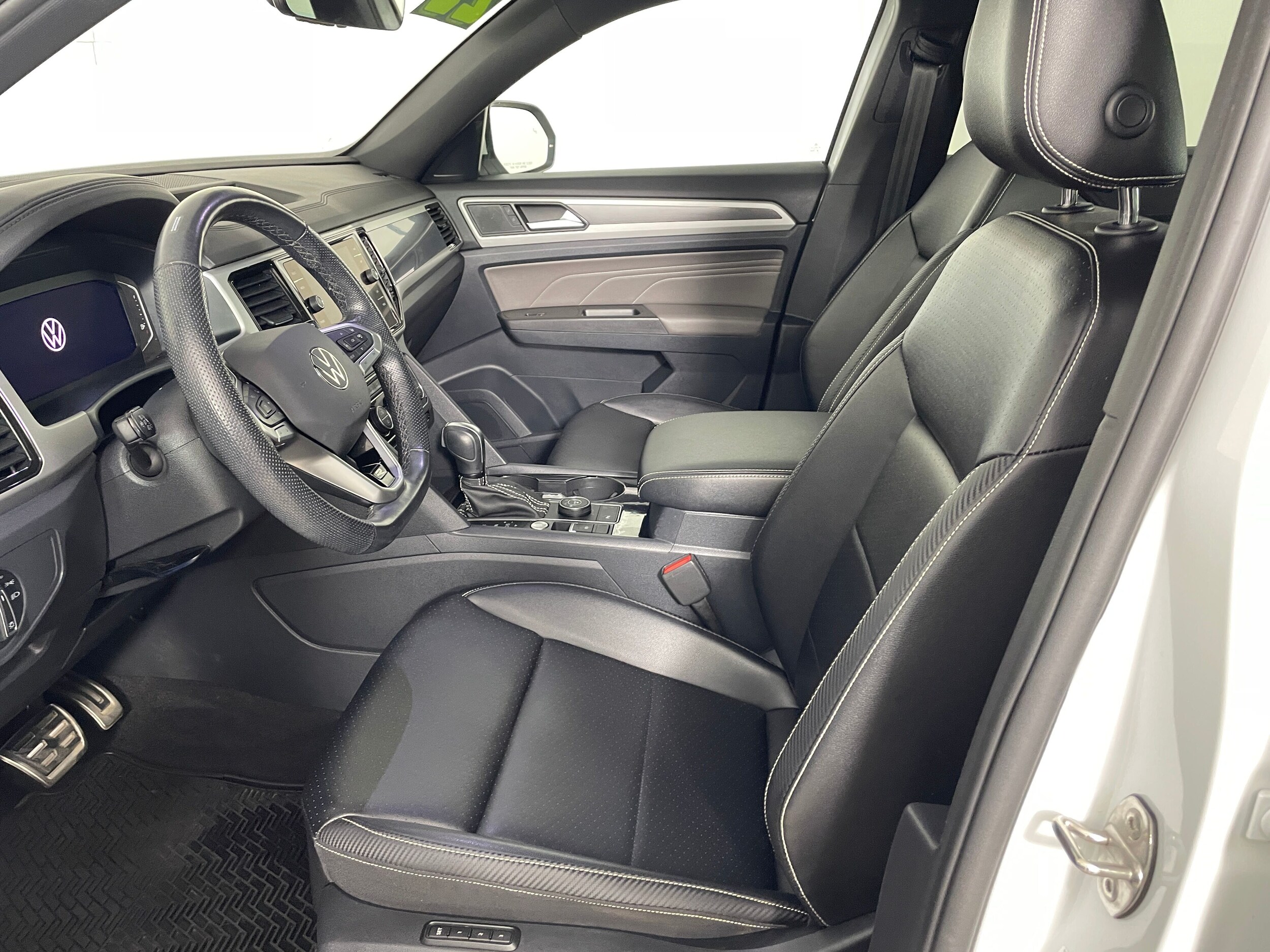 2022 Volkswagen Atlas Cross Sport SEL R-Line photo 2