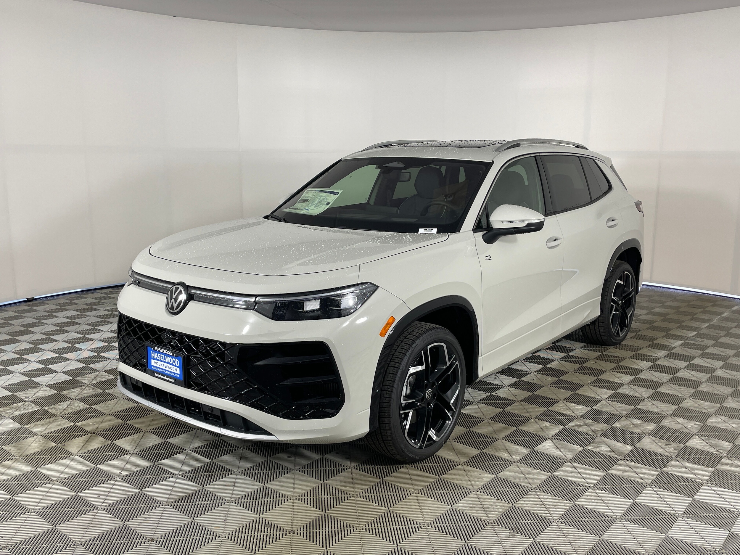 2026 Volkswagen Tiguan 2.0T SEL R-Line Turbo 4Motion's photo
