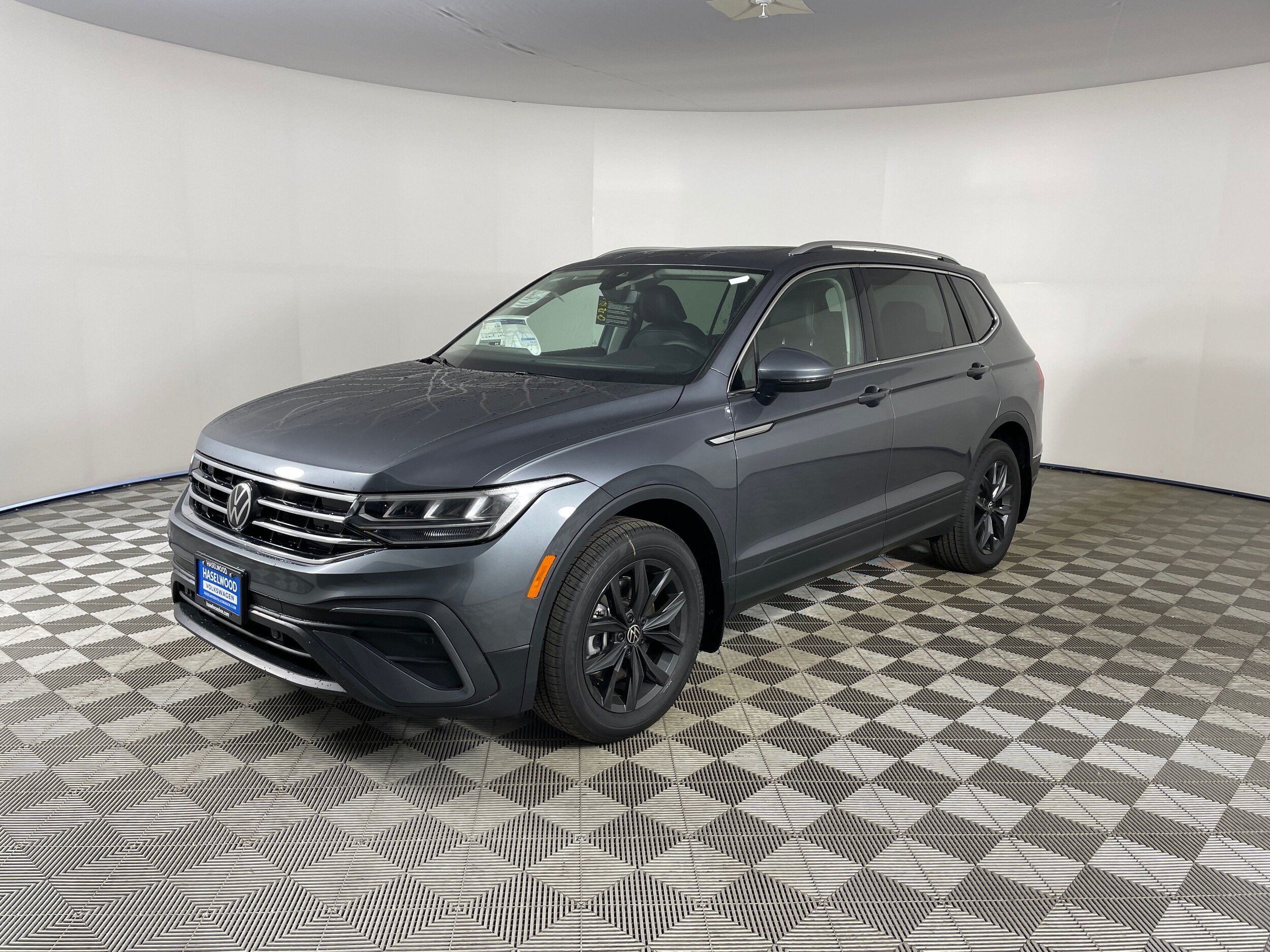 2024 Volkswagen Tiguan SE photo 3