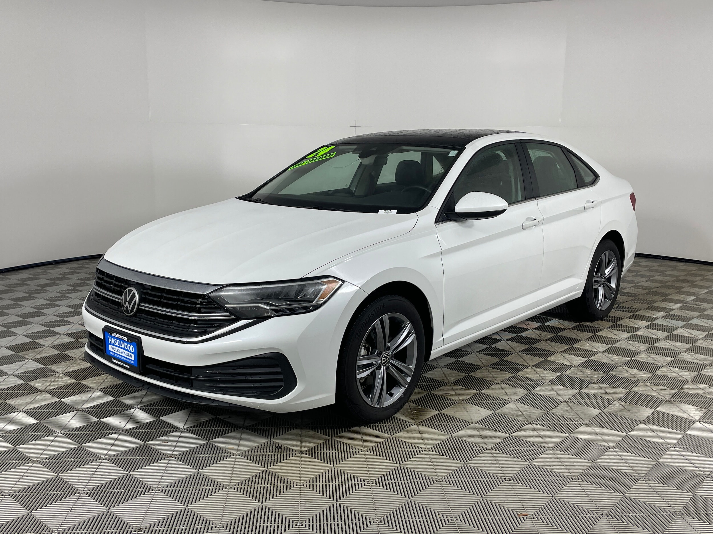 2024 Volkswagen Jetta SE's photo