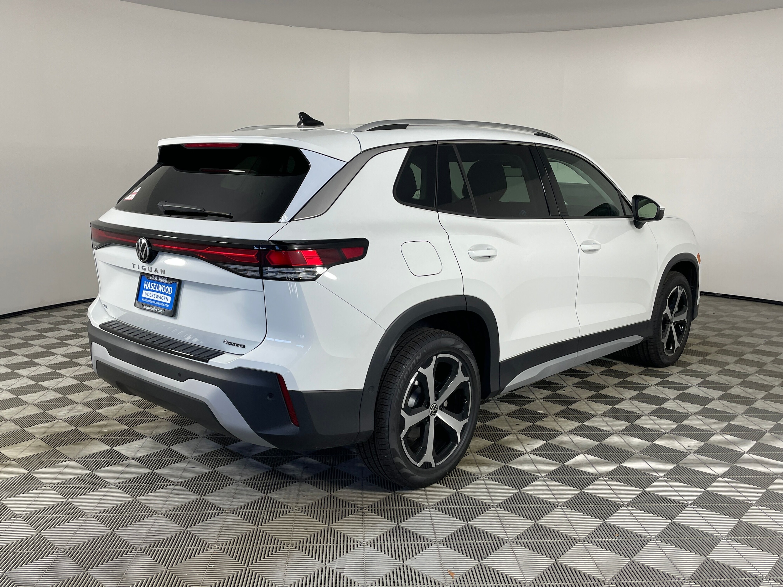 2025 Volkswagen Tiguan SE - Photo 6