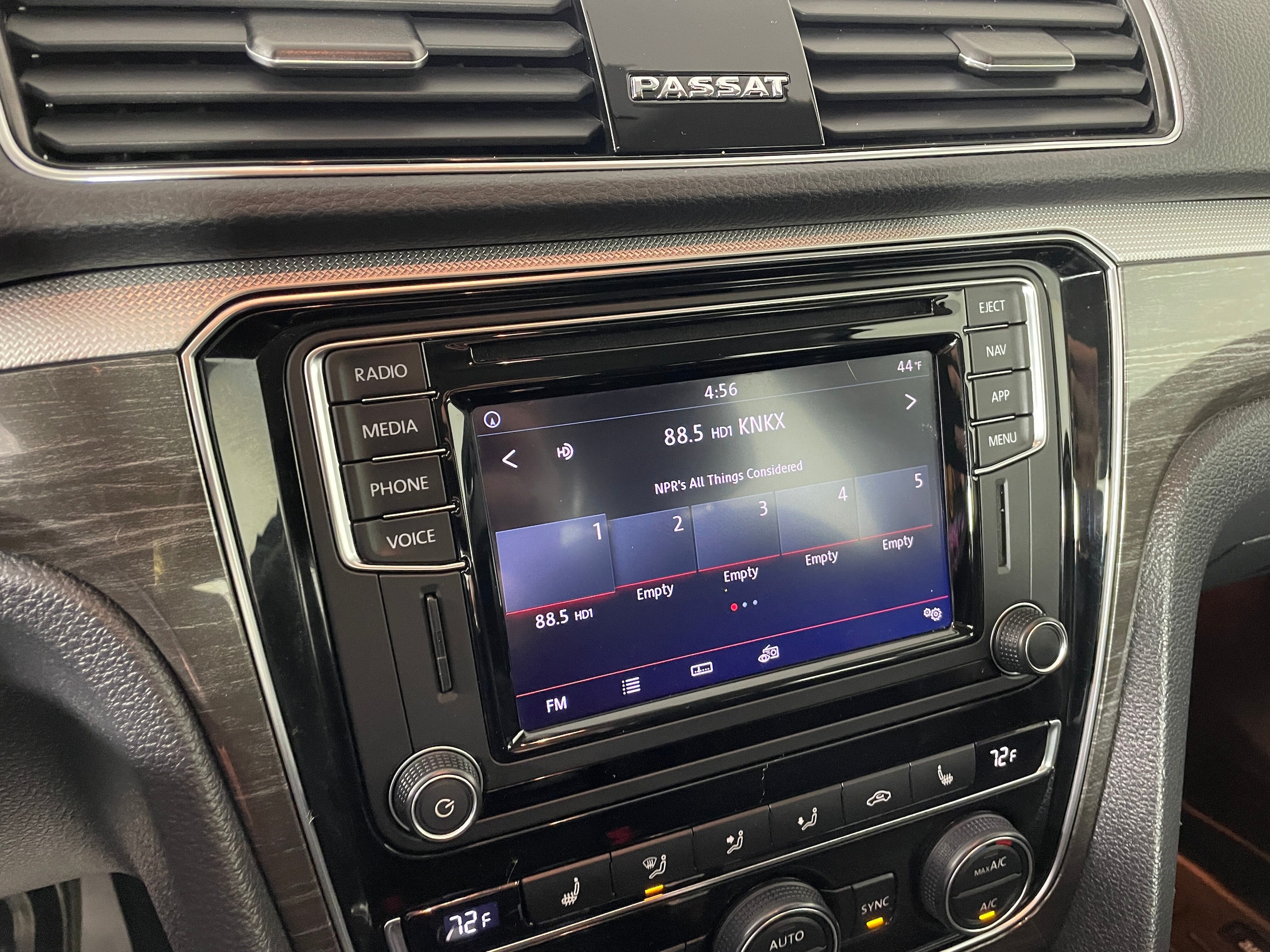 2018 Volkswagen Passat 2.0T SEL Premium photo 6