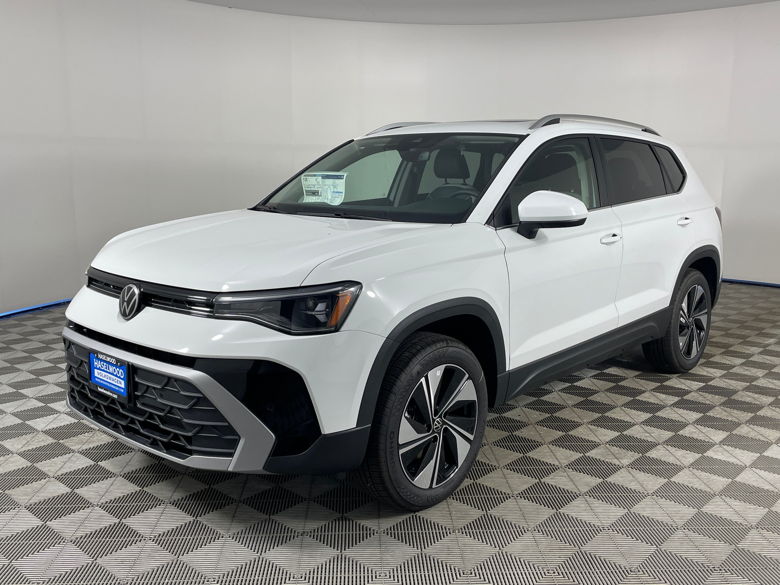 2025 Volkswagen Taos SE's photo