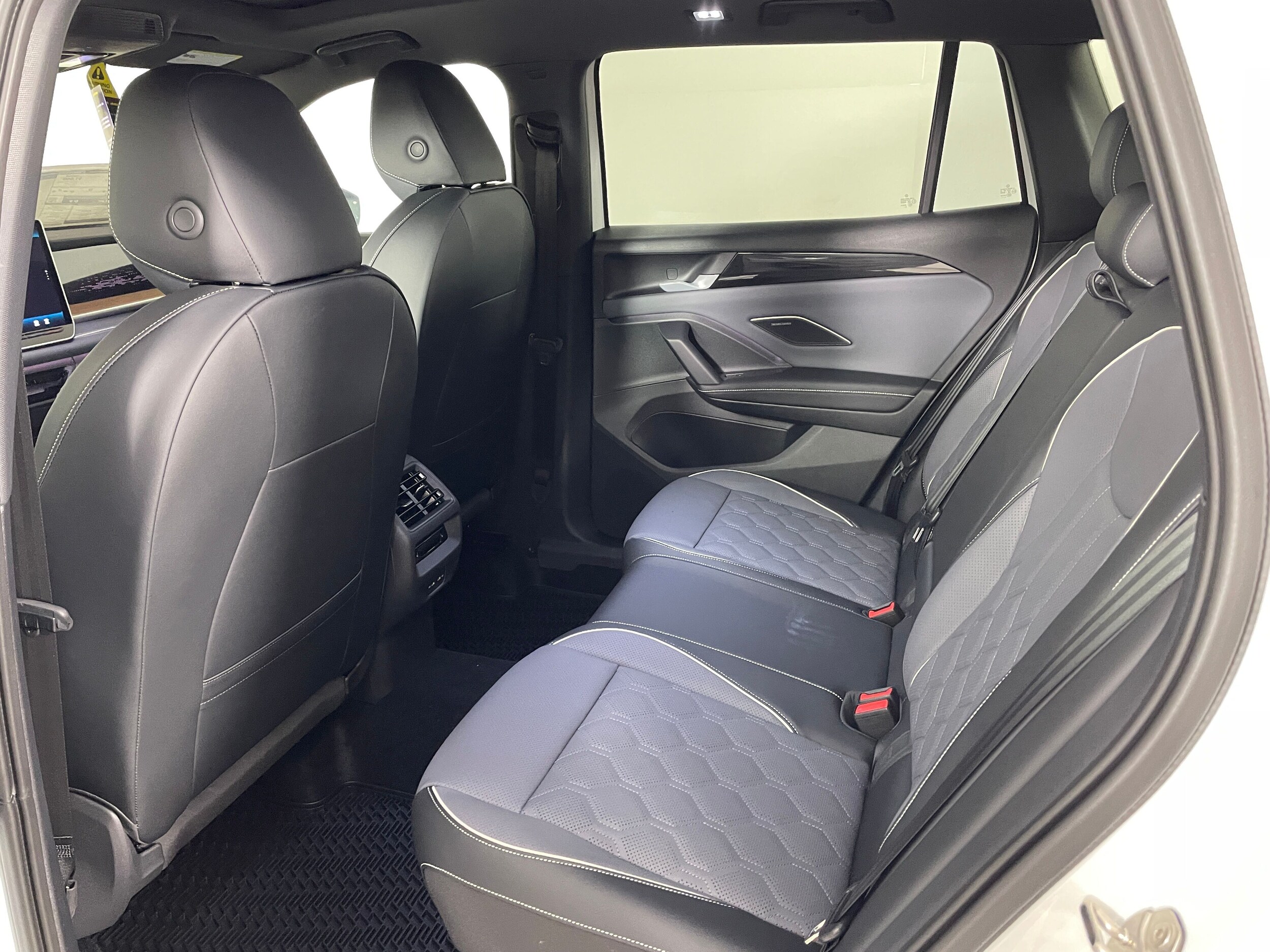 2026 Volkswagen Tiguan SEL R-Line photo 4