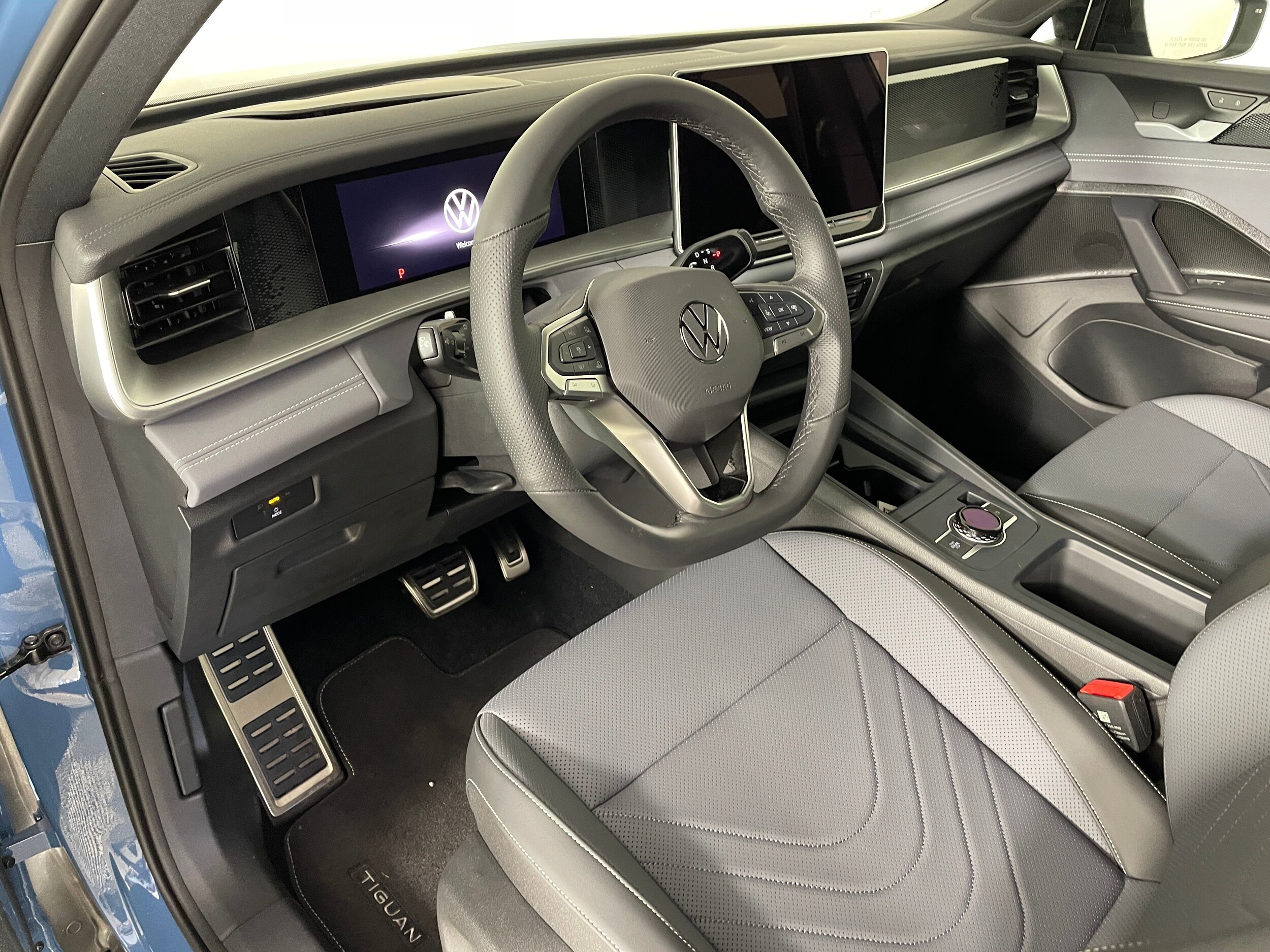 2025 Volkswagen Tiguan SE R-Line Black photo 3