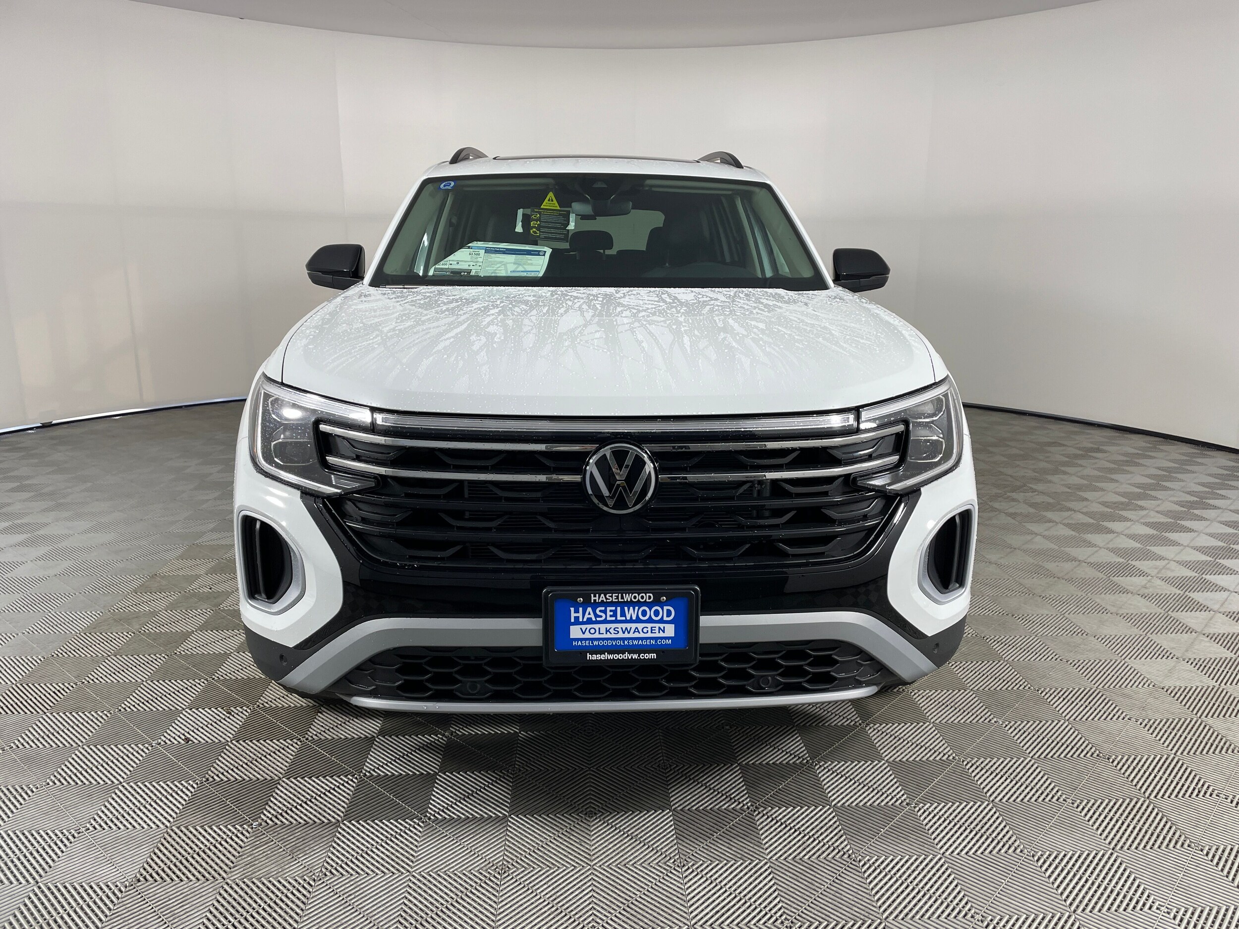 2025 Volkswagen Atlas Peak Edition photo 2