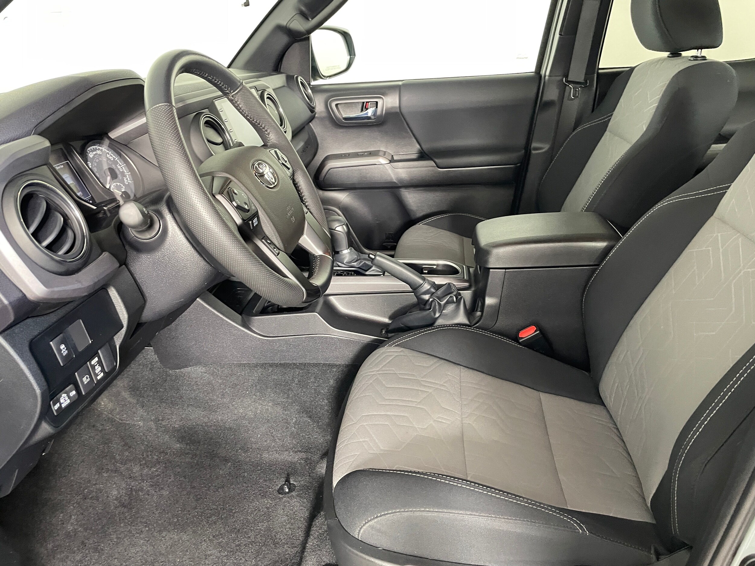 2022 Toyota Tacoma TRD V6 photo 2