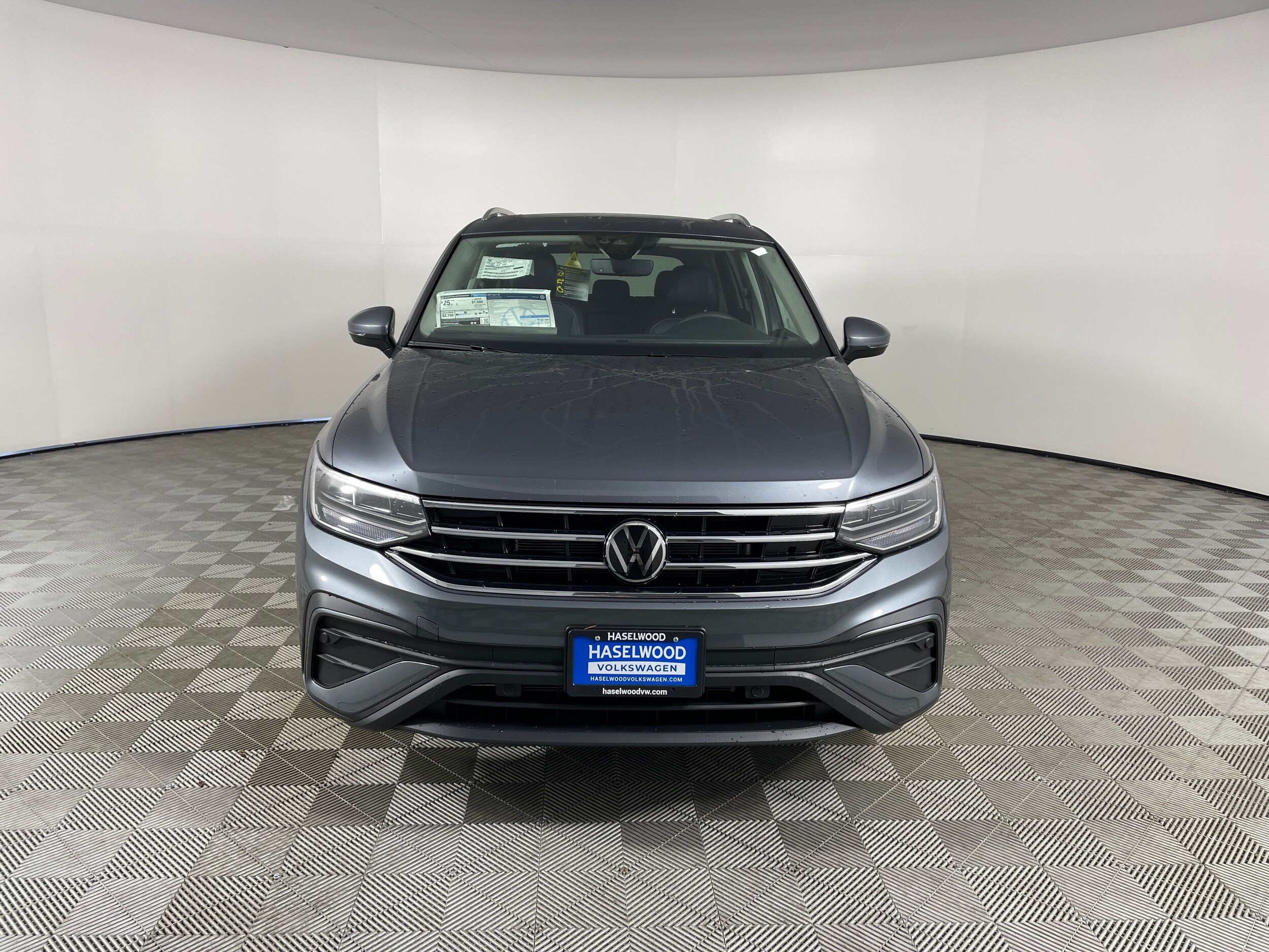 2024 Volkswagen Tiguan SE photo 2