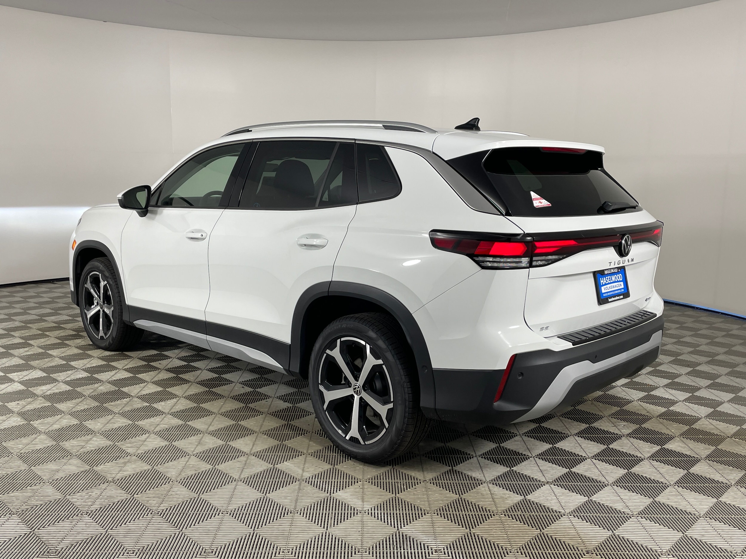 2025 Volkswagen Tiguan SE - Photo 5