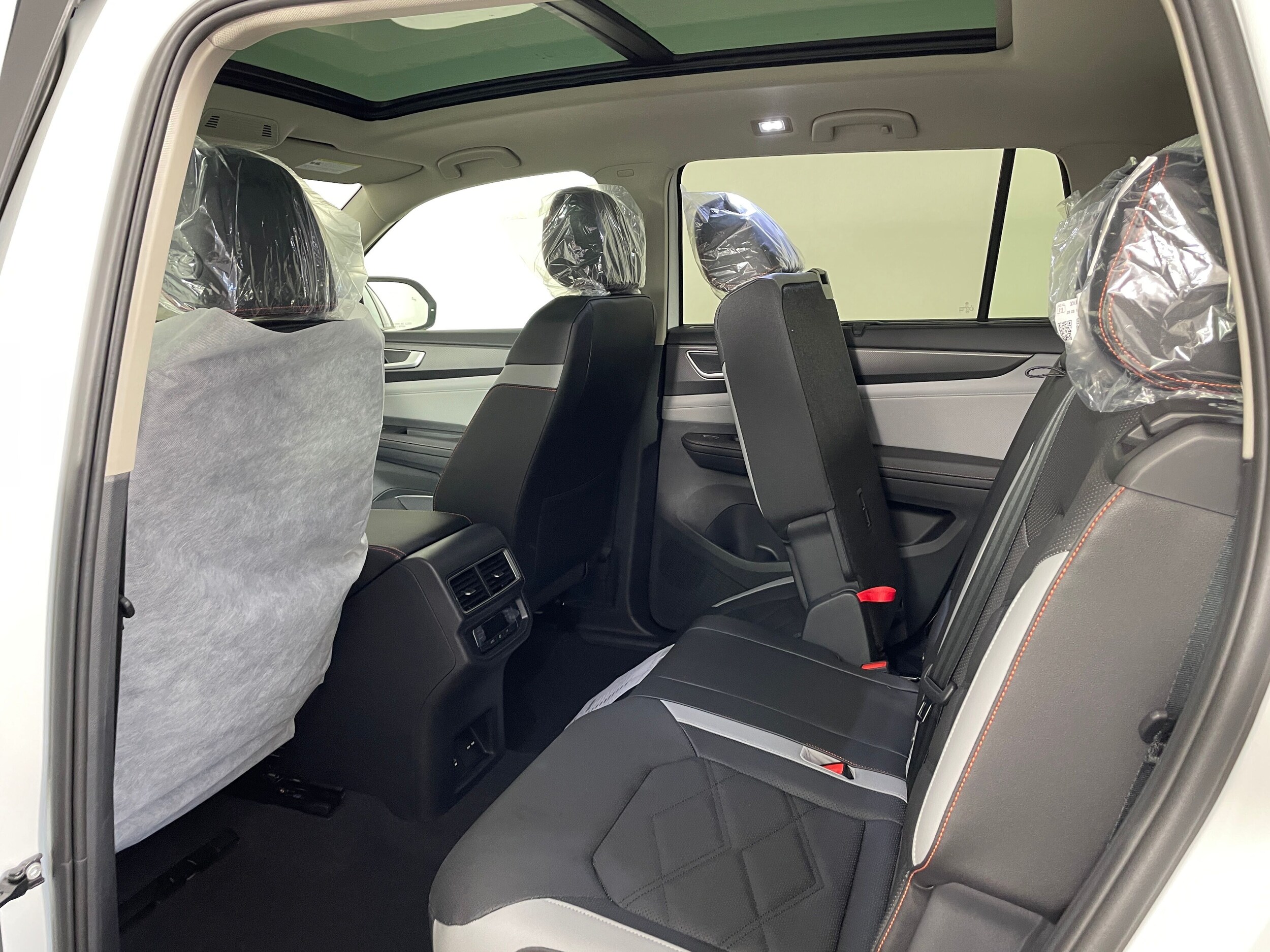 2025 Volkswagen Atlas Peak Edition SE photo 4
