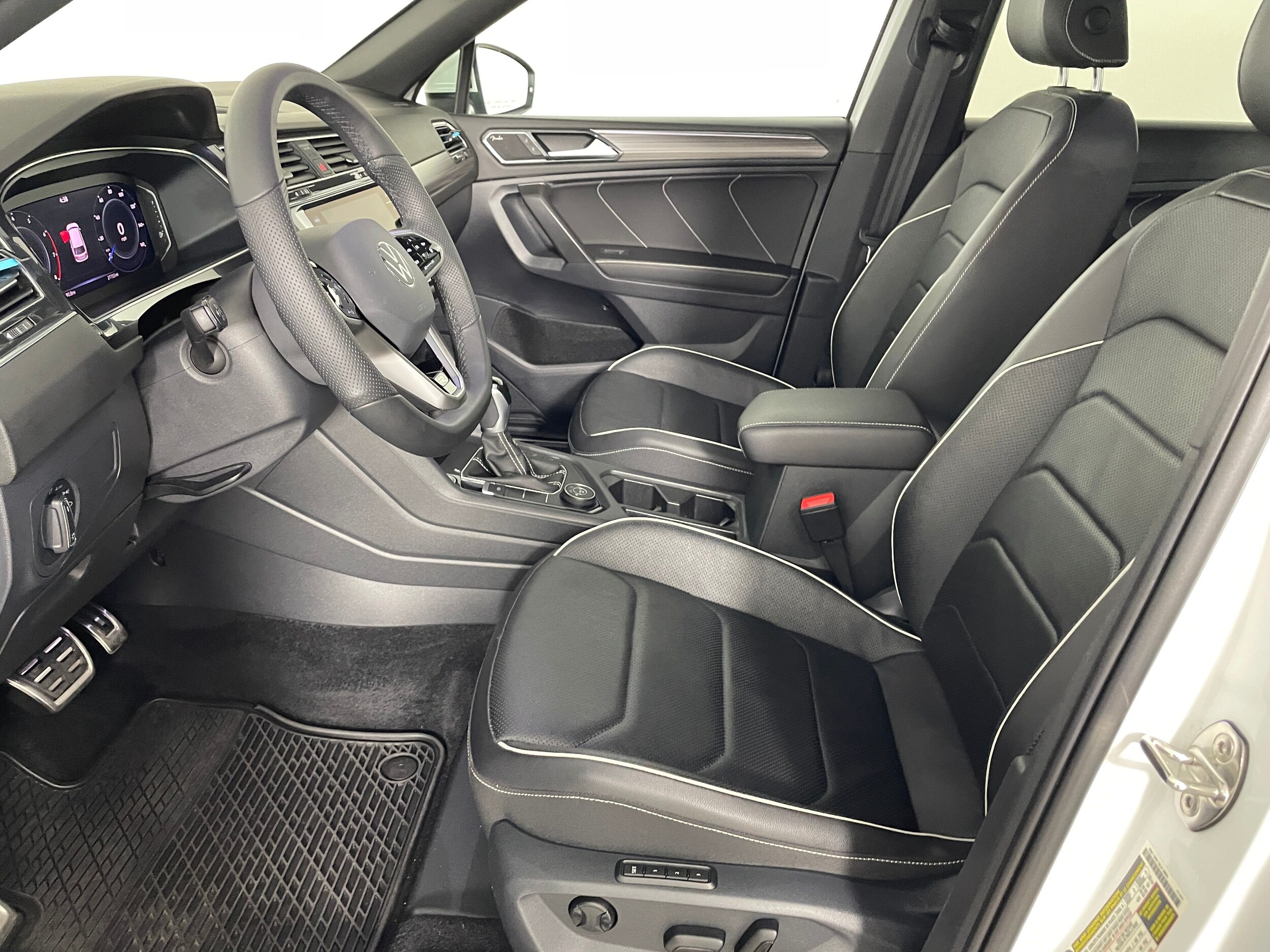2022 Volkswagen Tiguan SEL Premium R-Line photo 2