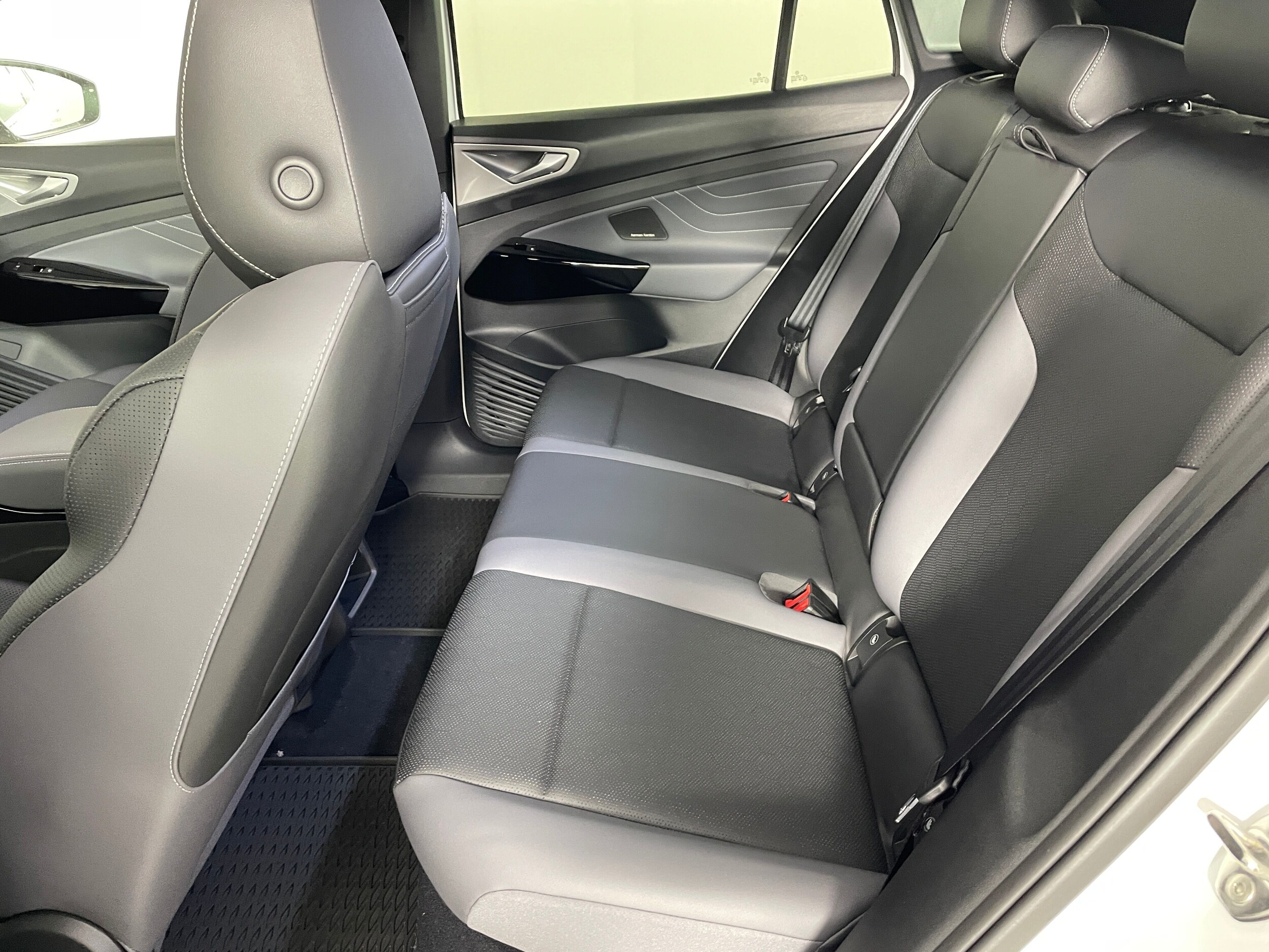 2025 Volkswagen ID.4 Pro Plus photo 3