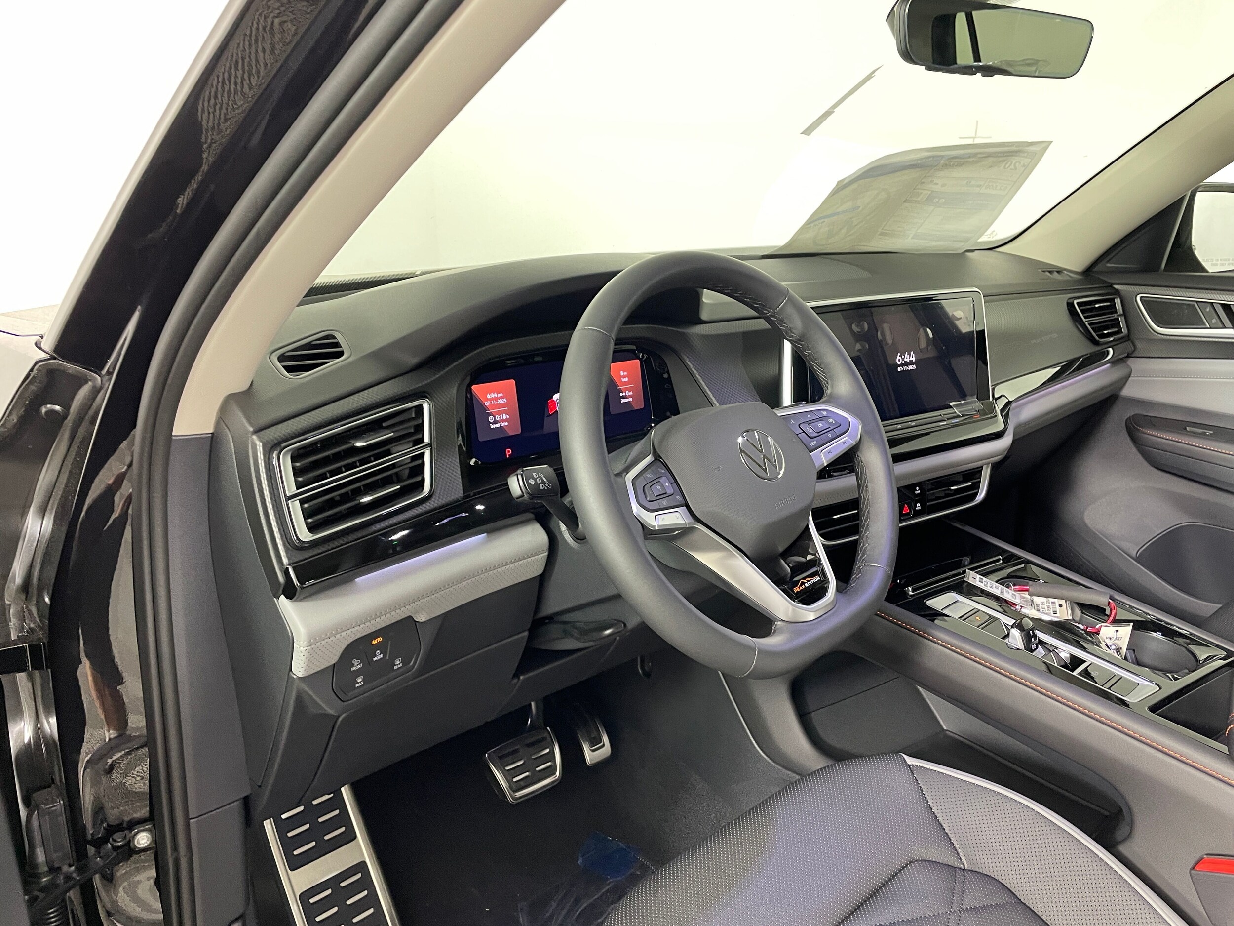2025 Volkswagen Atlas Peak Edition SE photo 2