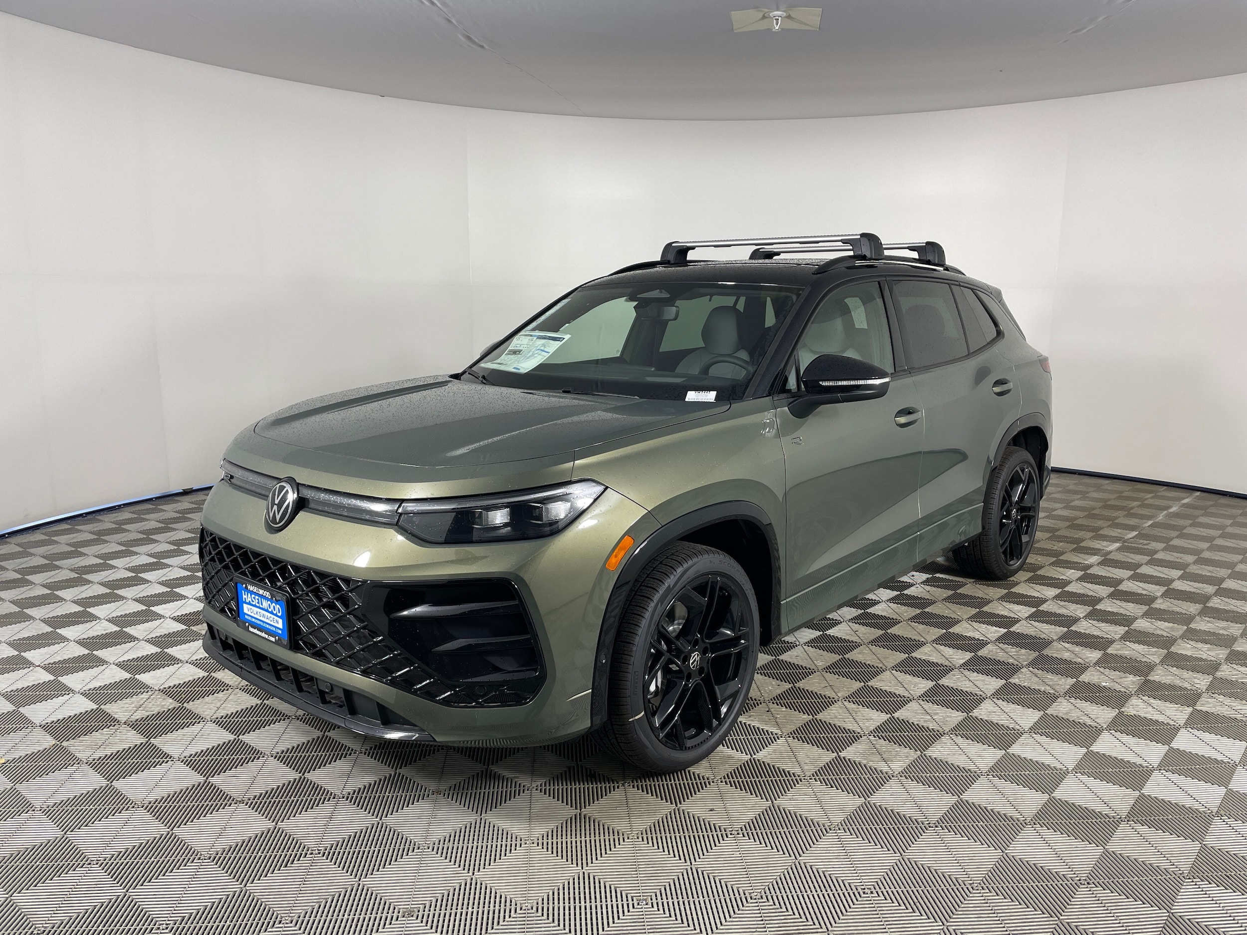 2025 Volkswagen Tiguan SE R-LINE BLACK's photo