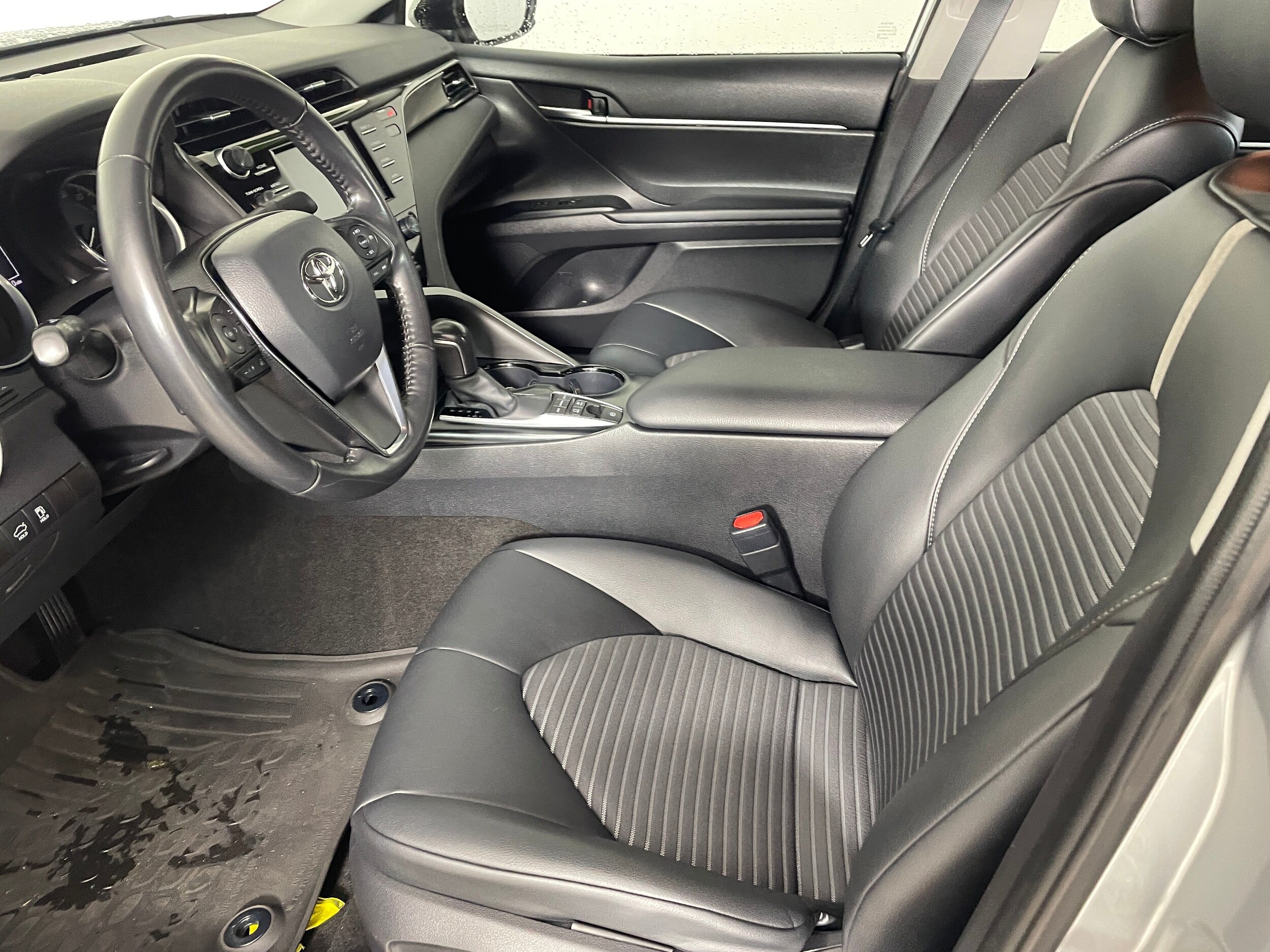 2020 Toyota Camry Hybrid SE photo 2