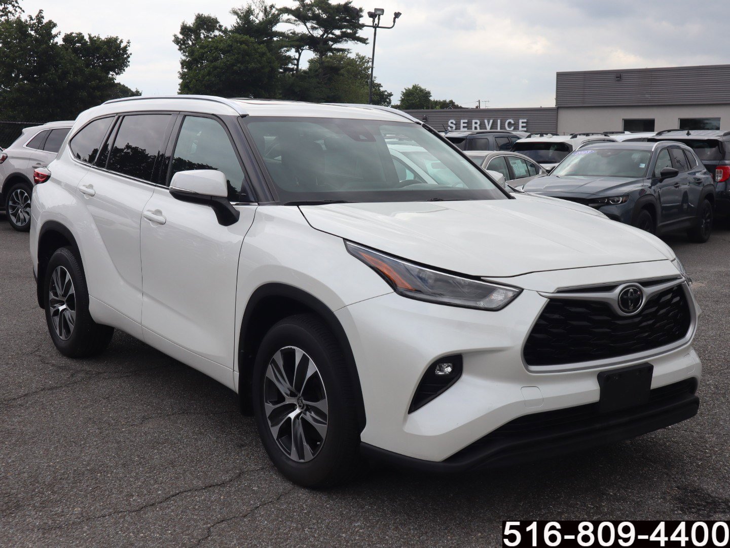 2021 Toyota Highlander XLE photo 2