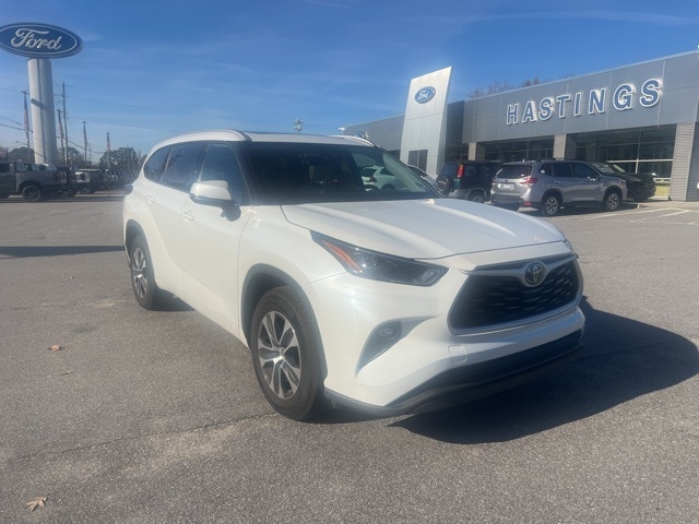 2022 Toyota Highlander XLE's photo