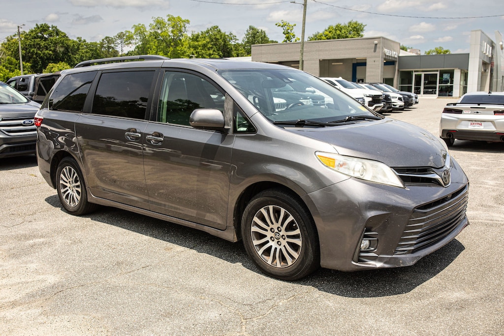 Used 2018 Toyota Sienna XLE XLE FWD 8-Passenger