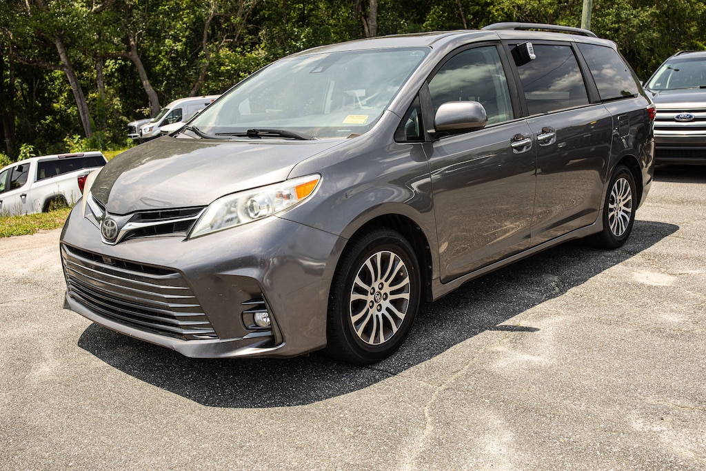 Used 2018 Toyota Sienna XLE XLE FWD 8-Passenger