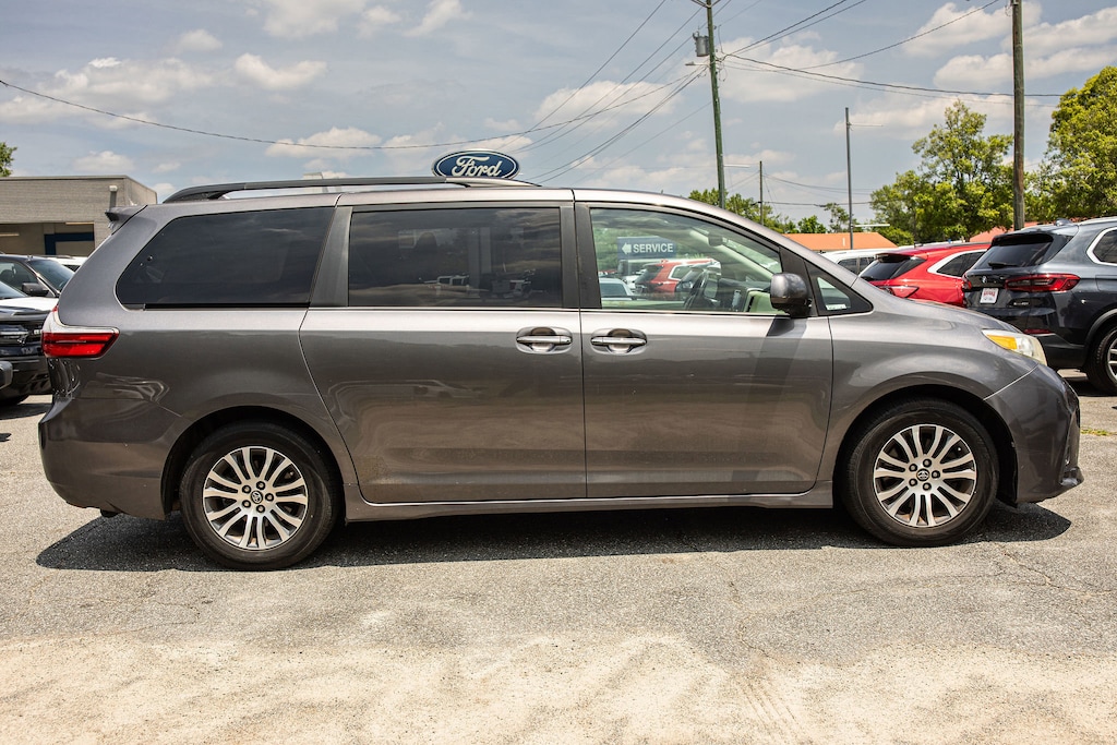 Used 2018 Toyota Sienna XLE XLE FWD 8-Passenger