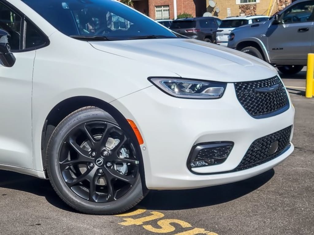 New 2026 Chrysler Pacifica Limited Passenger Van