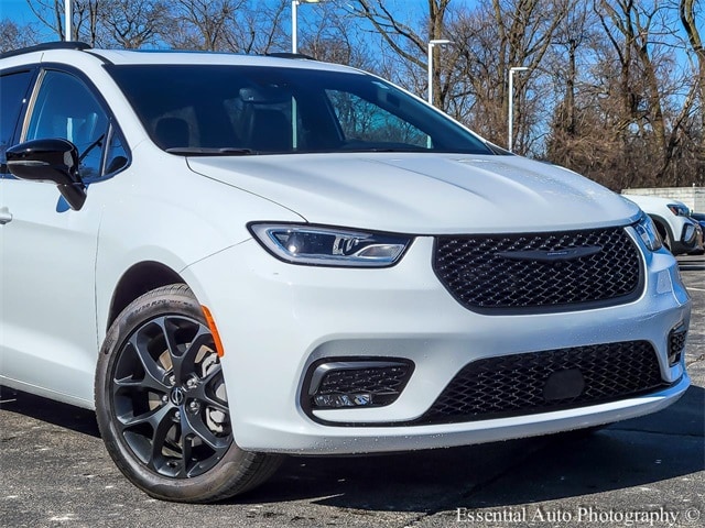 Used 2024 Chrysler Pacifica Limited with VIN 2C4RC3GG3RR118503 for sale in Plainfield, IL