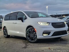 2026 Chrysler Pacifica Select Passenger Van