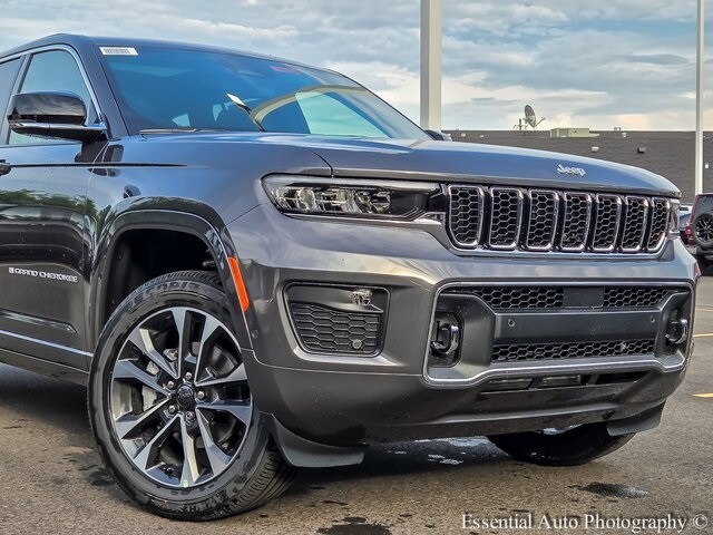 2025 Jeep Grand Cherokee Overland photo 2