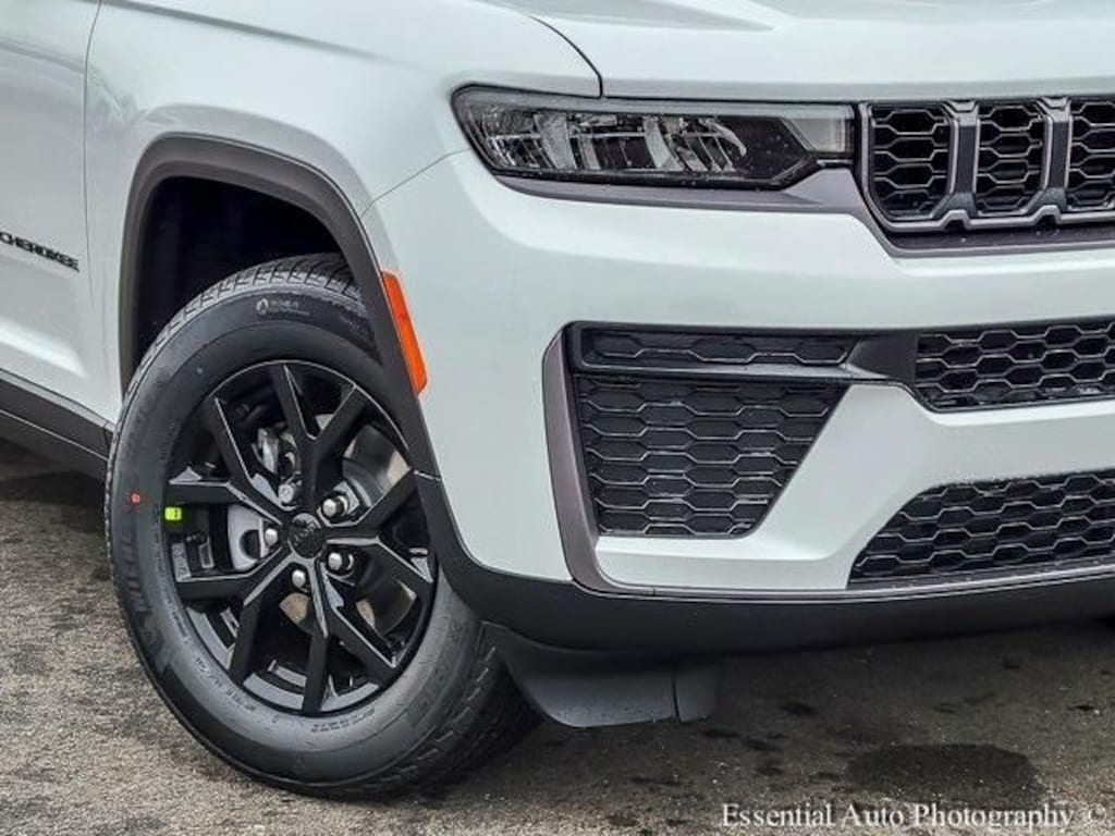 New 2026 Jeep Grand Cherokee Laredo Sport Utility
