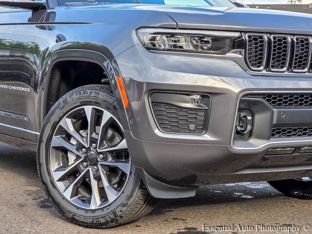 2025 Jeep Grand Cherokee Overland photo 3