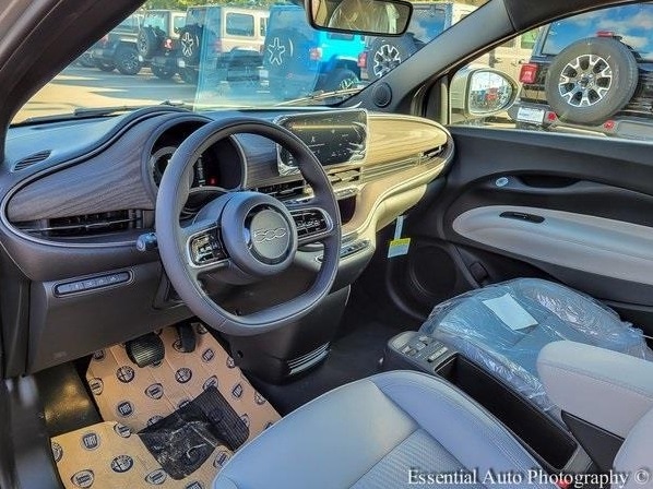 2025 FIAT 500E - Image 10