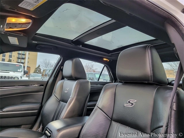 2023 CHRYSLER 300 - Image 10