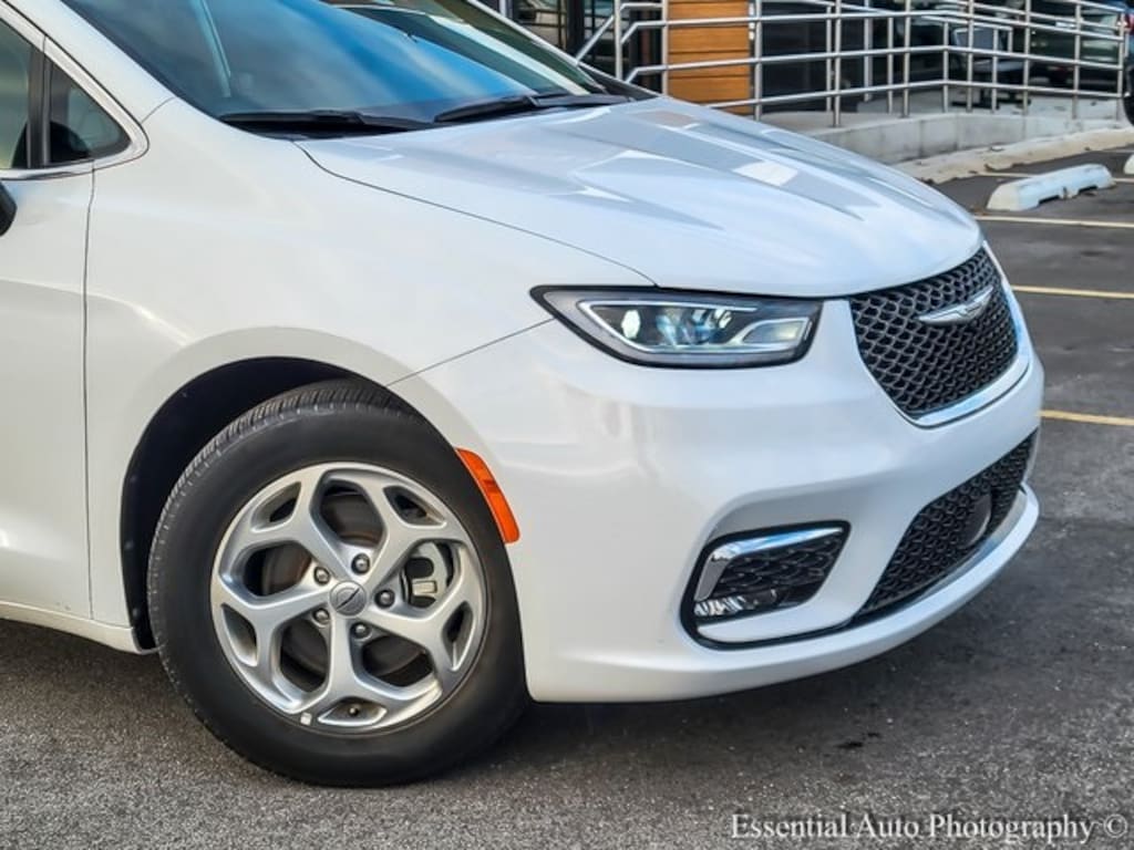Used 2024 Chrysler Pacifica Limited Minivan/Van