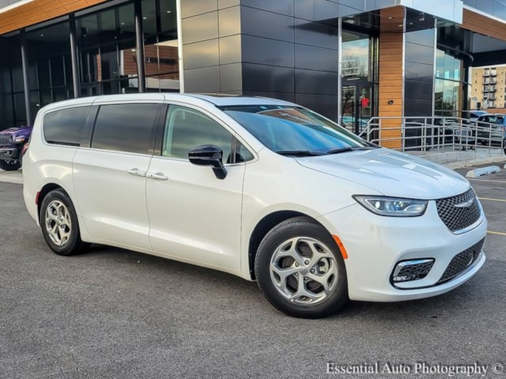 Used 2024 Chrysler Pacifica Limited Minivan/Van