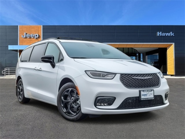 2025 Chrysler Pacifica PHEV Select's photo