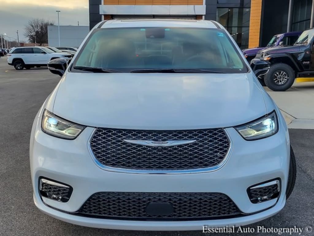 Used 2024 Chrysler Pacifica Limited Minivan/Van