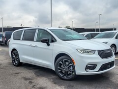 2026 Chrysler Pacifica Select Passenger Van