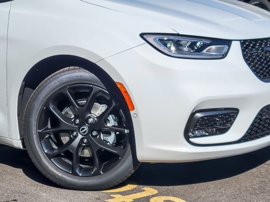 New 2026 Chrysler Pacifica Limited Passenger Van