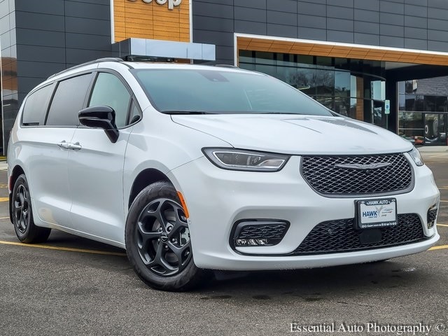 2025 Chrysler Pacifica PHEV Select's photo