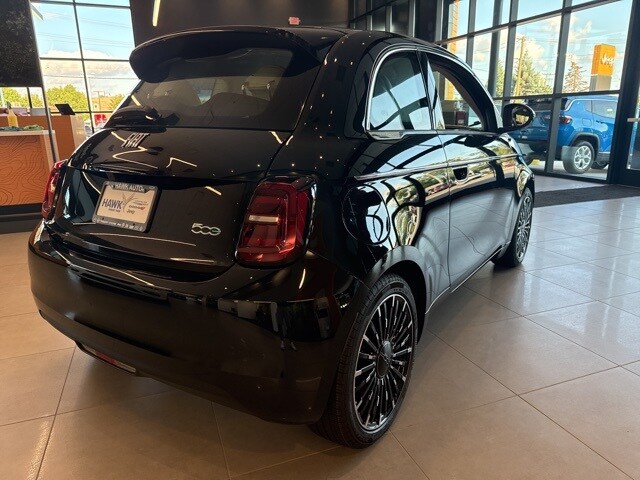 2025 Fiat 500e La Prima photo 2