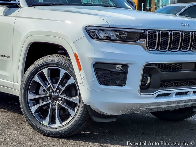 2025 Jeep Grand Cherokee Overland photo 3