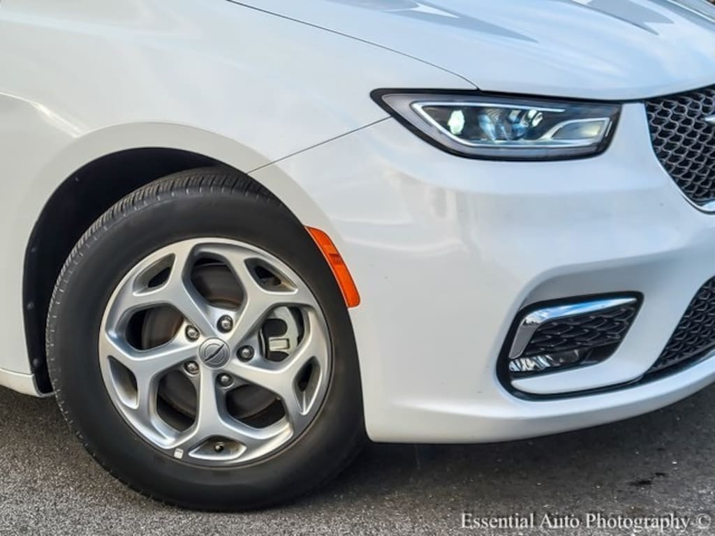 Used 2024 Chrysler Pacifica Limited Minivan/Van