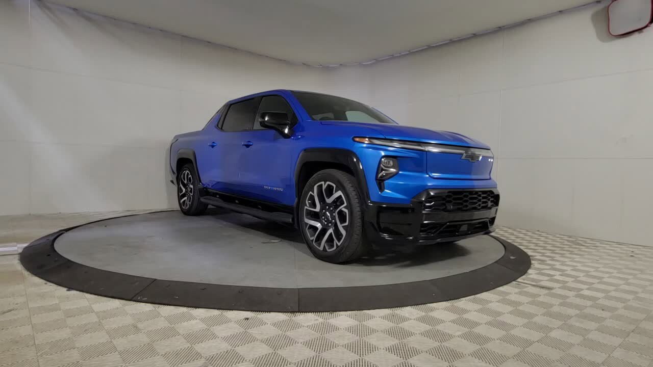 2025 Chevrolet Silverado EV RST photo 2