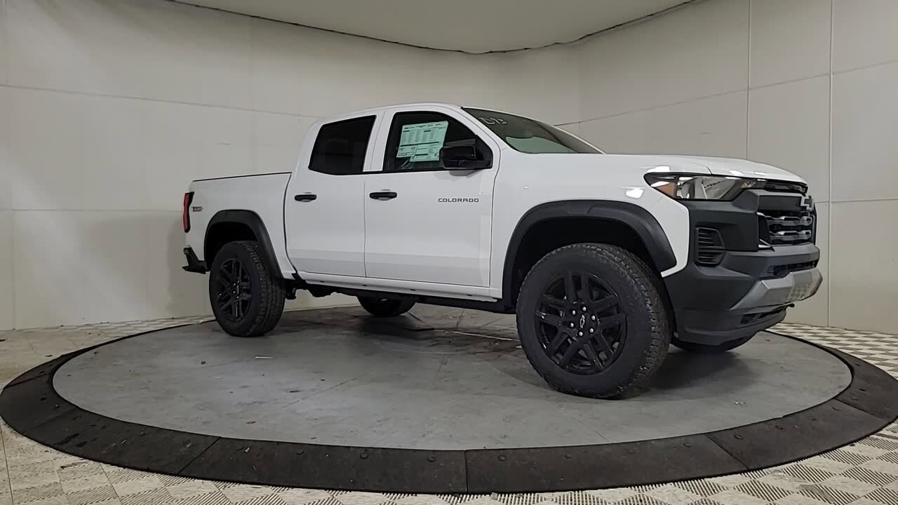2025 Chevrolet Colorado Trail Boss photo 2