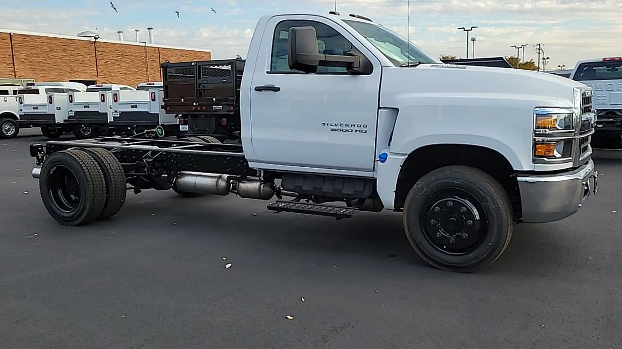 2024 Chevrolet Silverado 5500HD Work Truck photo 3